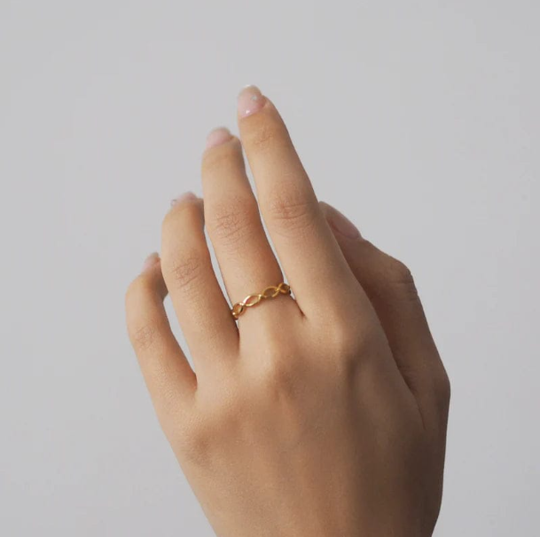 Gold Minimalist Leaf Link Ring